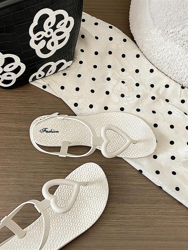 保持图片原有内容不变，仅调整图片比例为3:4，不要改变图片的内容和构图