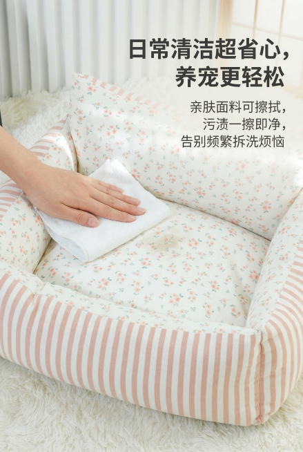 2:3竖屏，严格还原上传的嬉引力宠物窝产品图，包括包装设计、颜色、图案元素等所有细节，产品尺寸比例1:1，展示用干净抹布擦拭宠物窝面料的动作特写，主标题"日常清洁超省心，养宠更轻松"，副标题"亲肤面料预览效果