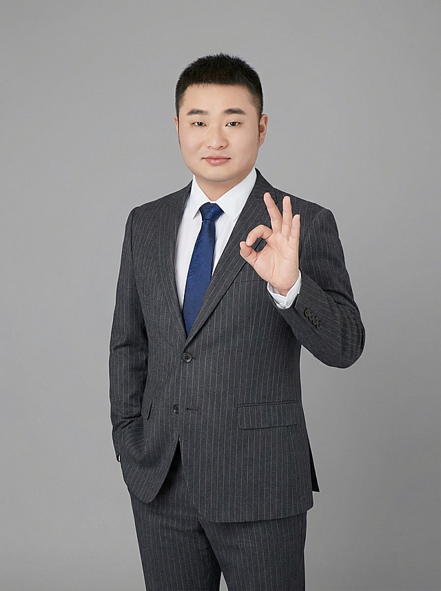  双手交叉抱胸站姿
单手托腮桌面坐姿
单手搭椅背侧身坐姿
胸前比OK手势站姿