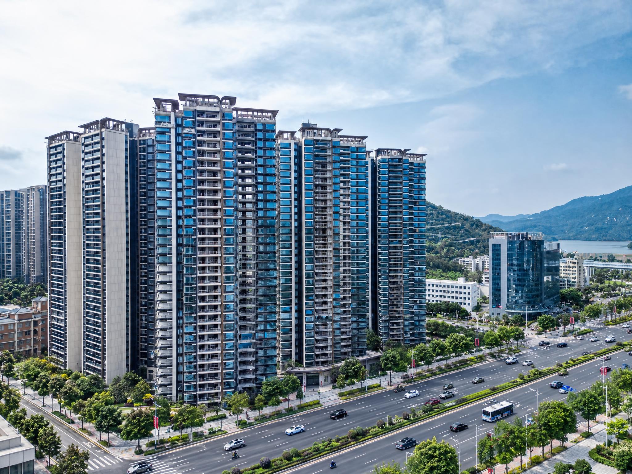 将图片下方的建筑工地全部替换为宽阔的城市沥青道路，道路上有正常… - 图片创意预览