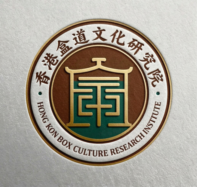 将第一张图的徽章内容，替换成第二张图的压印浮雕、磨砂银纸张背景的材质效果，保持第一张图的图案、文字、配色结构不变，只替换质感，模拟钢印压在纹理纸张上的凹凸触感。预览效果