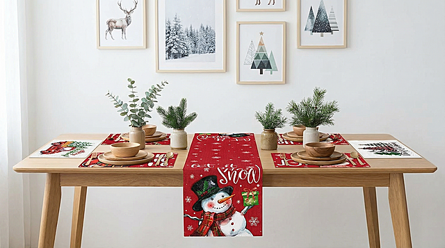 以图中的7 件套圣诞餐垫套装元素,物体主体特征不变,设计6张跟7 件套圣诞餐垫套装有关的图,比例 16:9