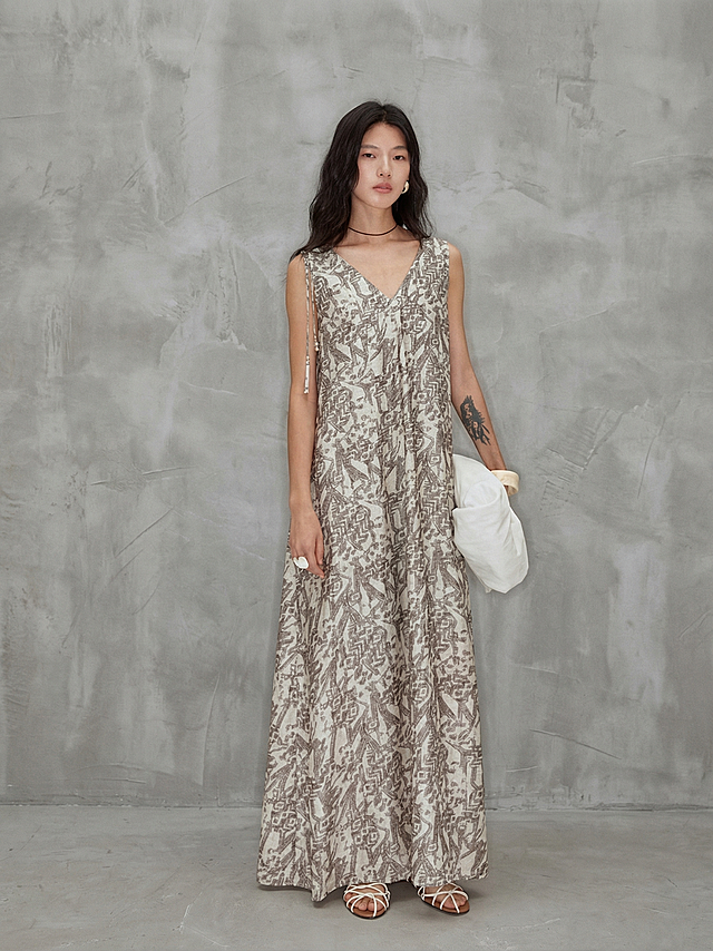 保留人物和服装，将背景替换成第一张图的高级简约水泥灰艺术背景，去除图片中的所有文字水印，保持人物和服装不变，光影风格和背景质感与参考背景一致