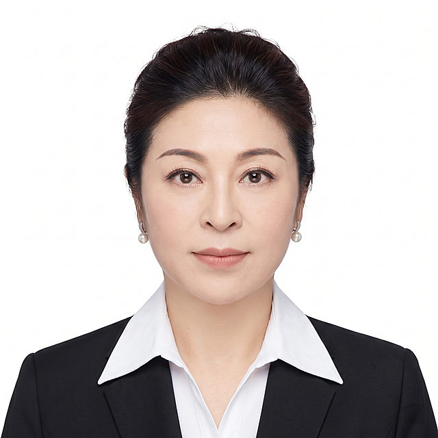 基于这张参考图生成一张标准证件照，保持人物脸部特征不变，更换为纯白色背景，穿着黑色西装，为证件照格式