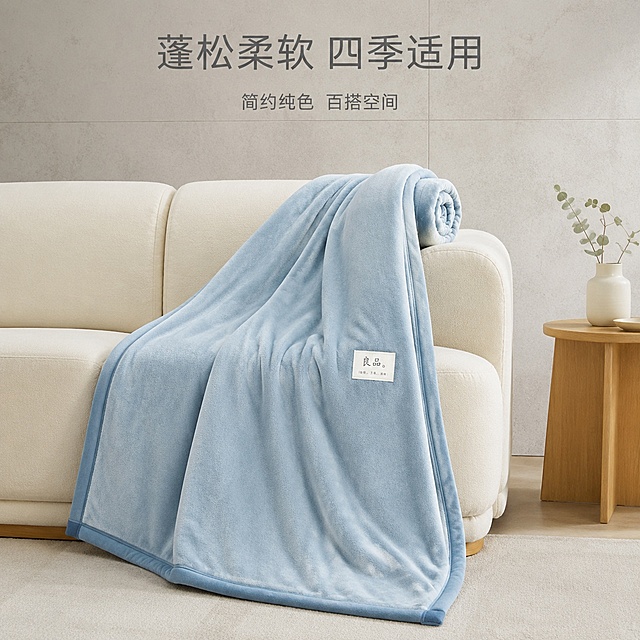 [主图-3] 浅雾霾蓝色纯色休闲绒毯日式沙发场景展示。
[氛围风格] 日式简约客厅沙发场景，真实自然质感，不做过度美化，商业摄影品质。
[画质] 光线柔和通透，产品清晰真实，画面干净高级，保留绒毯原质感。
[元素] 浅雾霾蓝色纯色休闲绒毯自然搭在米白色布艺沙发扶手上，一半垂落在地，展示绒毯柔软垂坠感，背景为浅灰色水泥砖墙面，旁边放一个原木小边几。**保持绒毯外观（物理结构、材质质感、浅雾霾蓝色）与输入产品图保持绝对一致，杜绝任何变形和色差，精细化处理**。商品主体占比严格控制在65%-70%之间。
[光影] 整体散射柔光，光线均匀覆盖绒毯表面，凸显绒毛肌理，阴影柔和不突兀。
[配色] 主色：浅雾霾蓝（绒毯），辅色：米白沙发、浅灰墙面、原木边几，统一低饱和莫兰迪配色。
[视角构图] 45度斜侧平视，突出绒毯垂坠感与柔软度。
[文字版式] 中上居中排版，主标题「蓬松柔软 四季适用」，下方小字「简约纯色 百搭空间」，浅灰文字不抢主体。
[输出要求] 1:1 比例，文字清晰锐利，超高清商业摄影质感。
[负向提示词] 变形，文字错乱，产品图模糊，背景杂乱，水印，电商平台Logo，绝对化违禁词