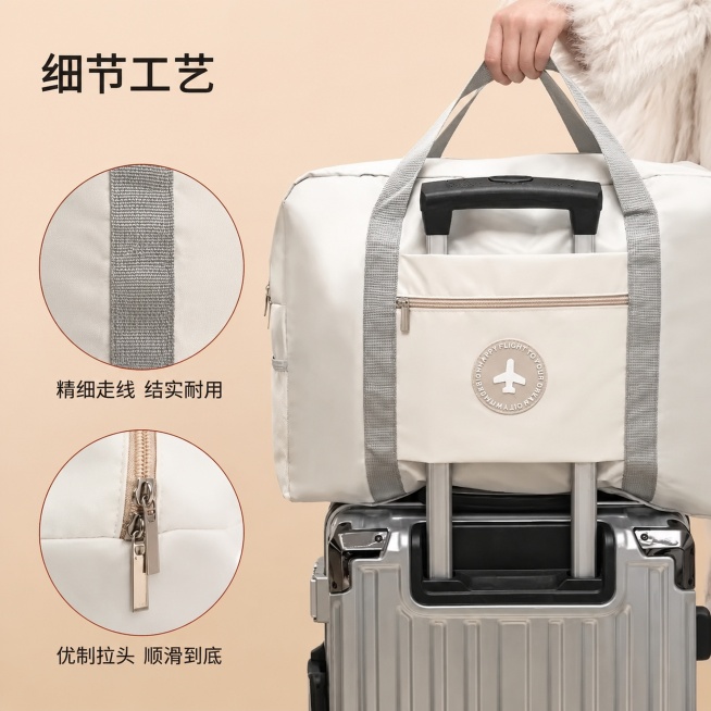 [主图-4] 旅行收纳包细节工艺展示，双细节特写拼图版式。[氛围风格] 工艺质感展示，专业可靠。[画质] 商业摄影质感、光线均匀清晰、细节锐利、画面干净高级。[元素] 主区域展示完整产品悬挂在行李箱拉预览效果