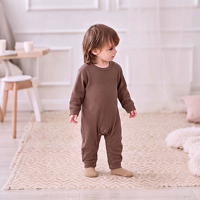 把图1模特的袜子颜色改成图2模特袜子的颜色 其他保持不变