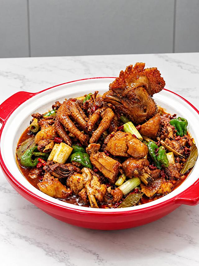 基于参考图中的红烧土鸡菜品，生成侧面微俯角度的美食摄影图，保持鸡肉色泽红亮浓郁，带鸡头鸡爪，搭配青椒、葱段、姜片、香叶等配料，红边白瓷双耳锅装盛，白色大理石桌面背景，灰色墙面，专业美食摄影，高清细节，浓郁诱人