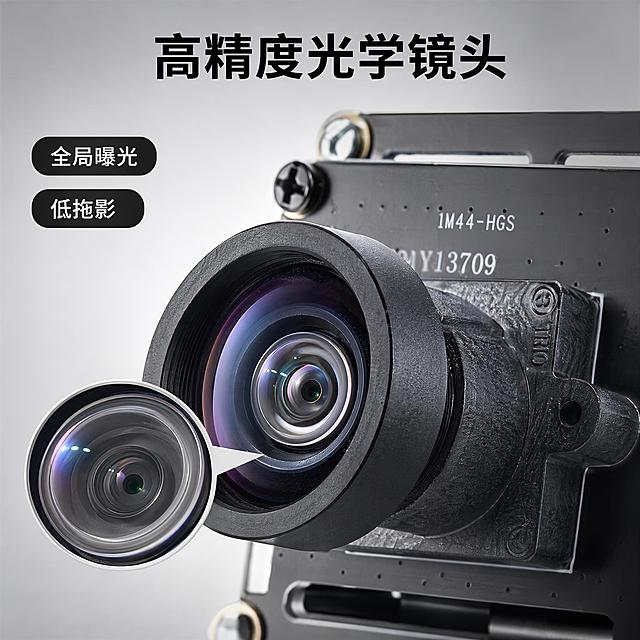 [主图-3] 镜头组件工艺细节特写
[氛围风格] 微距细节展示，专业精密感
[画质] 超高清商业微距摄影，玻璃镜头镀膜反光自然，金属纹理清晰
[元素] 相机镜头组件居中放大展示，占画面70%以上，保持镜头结构玻璃镀膜金属外壳颜色材质与输入产品图绝对一致，精细化处理镜头边缘螺纹和镀膜细节。使用放大镜画中画效果框选镜片中心区域，展示玻璃通透度和镀膜颜色。浅灰色渐变背景
[光影] 环形侧光打亮镜头纹理，镀膜反射出紫蓝色高光，金属外壳呈现哑光质感，层次清晰
[配色] 黑色金属镜头搭配紫蓝色镀膜反光，浅灰色背景，整体对比强烈
[视角构图] 中心特写构图，主画面+局部放大画中画，层次分明
[文字版式] 顶部标题"高精度光学镜头"，侧边两个短标签：全局曝光 低拖影，文字简洁，不遮挡镜头主体
[输出要求] 1:1比例，文字清晰可辨，超高清微距商业摄影质感
[负向提示词] 变形，文字错乱，镜头模糊，镀膜失真，背景杂乱，水印，电商平台Logo