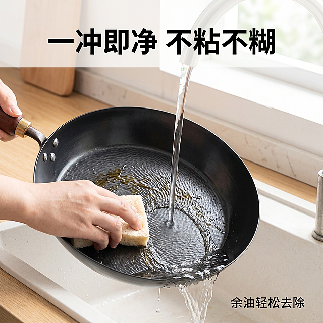 [主图 7] 展示易清洁特性。
[氛围风格] 真实使用场景，干净清爽；
[画质] 商业摄影质感、动作自然清晰、产品真实、画面干净高级。
[元素] 在新中式厨房水槽边，一只手拿着海绵正在轻松冲洗煎锅，锅内残余油渍一冲即净，水流清澈，展示不粘易清洁特性。保持煎锅外观（物理结构、材质质感、颜色）与输入产品图绝对一致，杜绝任何变形和色差，精细化处理。画面主体突出，占比约 70%。
[光影] 明亮厨房自然光，水流通透有光泽，整体干净清爽。
[配色] 整体干净浅色调，搭配黑色煎锅，对比清晰自然。
[文字版式] 顶部主标题 "一冲即净 不粘不糊"，大号粗体字，右下角小字标注"余油轻松去除"，不遮挡主体。
[比例分辨率] 1:1 比例，2k 分辨率；文字清晰锐利，画面超高清。
[负向提示词] 变形，水印，文字错乱，产品图模糊，背景杂乱，遮挡主体。