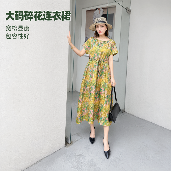 [主图-1] 大码碎花连衣裙正面全身展示首图，氛围风格为自然休闲松弛感，拼多多高性价比风格，直白清晰，画质要求商业时尚摄影质感，光线柔和通透，产品清晰真实，画面干净高级。元素为原产品同款绿底粉黄花提花预览效果