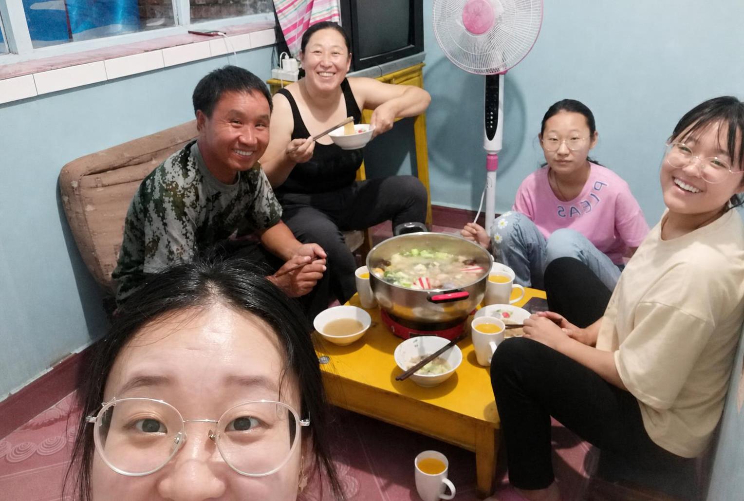 去除图片中所有水印、文字贴纸、装饰元素和边框，保留原始照片内容… - 图片创意预览