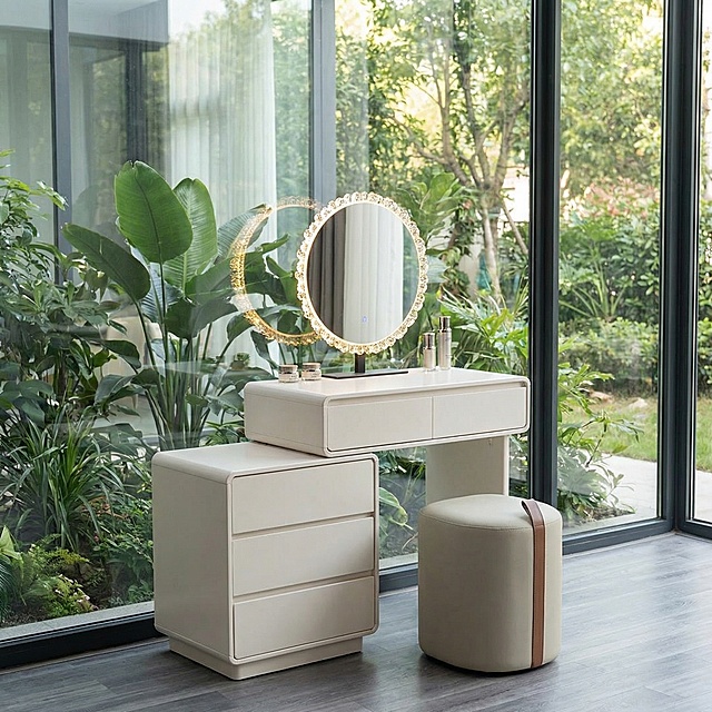 移除图片中所有多余文字和杂物，更改背景为带有落地玻璃窗，窗外有绿色植物的房间，保持梳妆台主体不变，生成1:1比例的图片