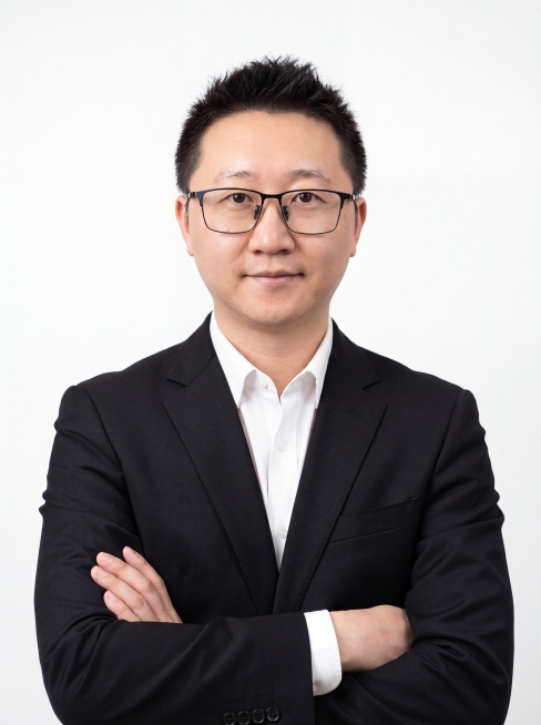 参考图中保留人物脸型、发型、年龄等特征生成职场形象照,标准焦段50mm,f/4光圈(f/2.8-f/4区间),平视视角(镜头与人物视线齐平);人物占画面70%,人物居中(居中构图),位于画面中心,为视预览效果