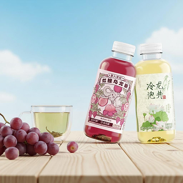 在桌面上添加一些红提和泡好的茶叶