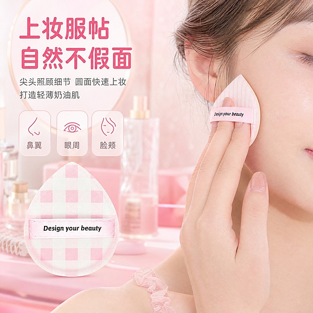 [主图-4] 使用场景与上妆效果展示，体现粉扑的实际使用效果。
[统一基调] 整体风格为甜美粉嫩少女风，背景主色为渐变柔粉色与奶白色，标题字色为深粉色，辅助字色为浅灰色，强调色为玫粉色，字体为干净圆润的非衬线体，字号层级分明，卡片为圆角半透明粉色，图标为简约线条风。
[画面] 画面展示一位年轻女性的半脸侧面特写（仅展示脸颊和下巴区域，不露出完整面部），她正手持粉扑在脸颊上轻轻按压上妆，粉扑与皮肤接触自然，妆面均匀服帖。粉扑为水滴形，尖头朝向脸部细节区域。背景为柔和的粉色化妆台场景虚化，隐约可见化妆镜和化妆品瓶罐。画面左侧放置一颗完整的粉扑产品图，与使用场景形成呼应。整体氛围温馨日常，有真实的化妆台氛围感。
[光影质感] 自然光人像摄影质感，窗边柔和光线，皮肤质感通透自然，粉扑与脸部接触真实自然，无悬浮感，妆面呈现自然的光泽感。
[配色] 主色为柔粉色与肤色，点缀奶白色与浅金色，整体温暖柔美。
[文字版式] 右上角主标题「上妆服帖 自然不假面」，字号最大。下方有两行辅助文案：「尖头照顾细节 圆面快速上妆」「打造轻薄奶油肌」。底部有三个小图标分别标注「鼻翼」「眼周」「脸颊」，指示粉扑不同部位的用途。文字不遮挡脸部和产品。
[输出要求] 1:1正方形比例，2048x2048像素，文字清晰可读，产品清晰，人物皮肤自然，无变形错字，无水印，无平台Logo，画面真实自然有代入感。