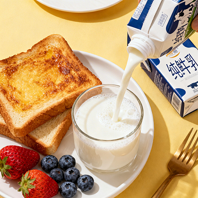 清新自然的早餐场景，柔和光影营造舒适氛围，轻拟物与浮雕质感结合，实景呈现牛奶倾注瞬间，传递健康生活理念。