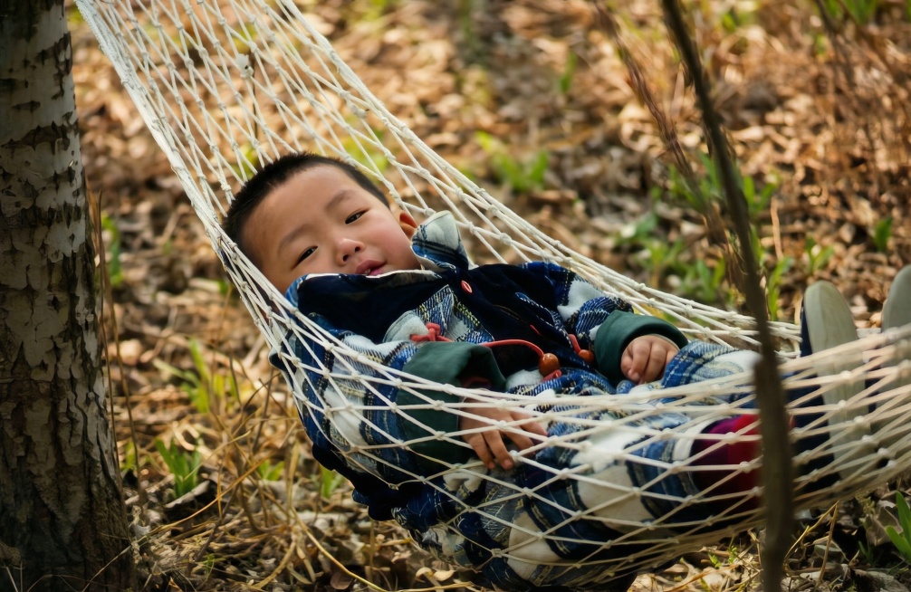 以超写实、超细致的16K单反质量修复照片。修复划痕、撕裂、噪点和模糊。保持自然肤色的同时增强鲜艳色彩。完美锐化面部、头发和衣服细节。增添逼真光影和景深。专业级PS后期处理。高动态范围，超高清，逼真纹理预览效果