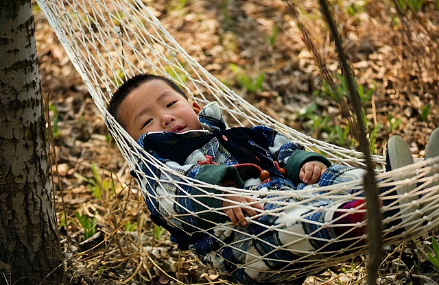 以超写实、超细致的16K单反质量修复照片。修复划痕、撕裂、噪点和模糊。保持自然肤色的同时增强鲜艳色彩。完美锐化面部、头发和衣服细节。增添逼真光影和景深。专业级PS后期处理。高动态范围，超高清，逼真纹理，电影般仕后，清晰干净背景，完全还原和提升原照片。改善人物表情，提高面部亮度、丰富面部细节，早8:00艳阳天侧顺光。
