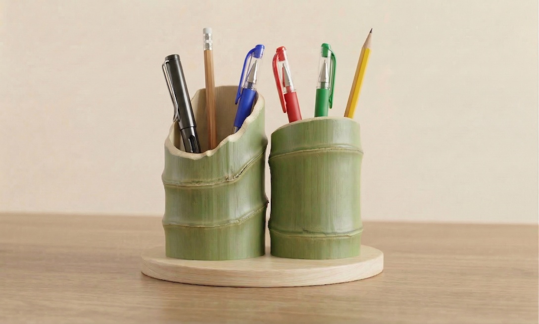 在图中的两个仿生竹筒笔筒中添加几支常见办公用笔，如黑色钢笔、木杆铅笔、彩色水笔，摆放自然，保持竹筒的嫩竹色纹理和圆形浅木底座不变，整体适配办公桌面场景，高清写实风格。预览效果