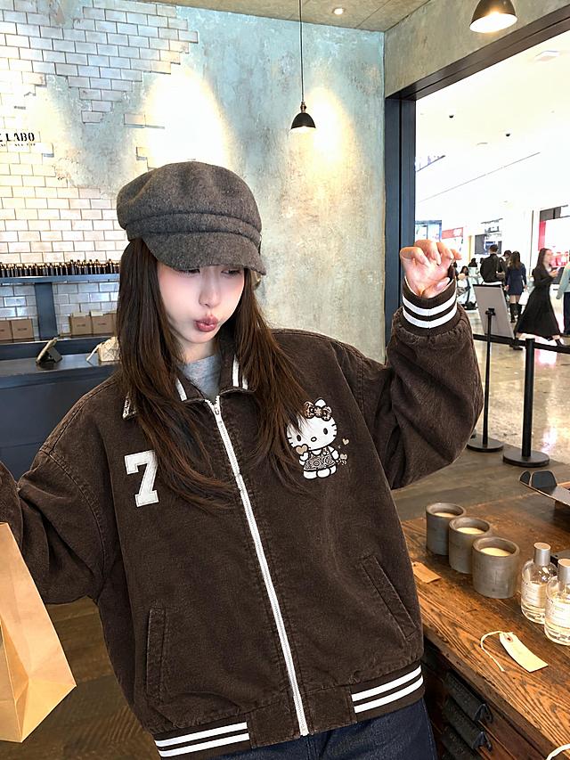 将图1的深棕色Hello Kitty灯芯绒棒球外套穿在图5模特身上，外套版型长度与图8的棒球服外套一致，翻领、白色条纹罗纹领口袖口下摆、白色拉链、左胸白色数字7刺绣、右胸Hello Kitty图案、两侧斜插口袋等细节严格复刻，花色、纹理、面料1:1还原。保留模特原有的长相、发型、灰色帽子、内搭、姿势和背景环境不变。真实人像摄影，自然光，皮肤质感真实，高清写实，柔和环境光影，衣服贴合身体，服装褶皱自然，无水印，无文字，无logo，无畸形肢体，画面干净。