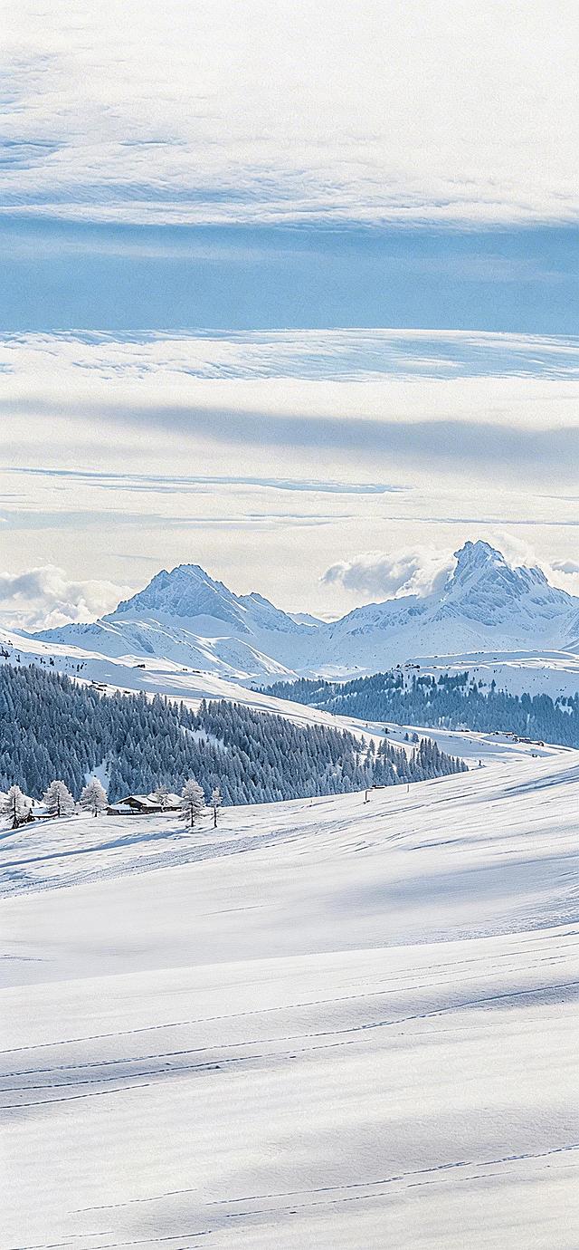 去除画面中的两个木屋，保留其余雪景、山林、远山和天空的所有元素，保持整体画面风格和光影一致