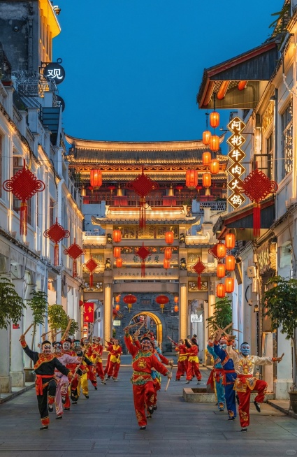 「图片1」把街道上的人去掉，改为一群英歌舞的表演者，稍微增加一些喜庆的元素预览效果