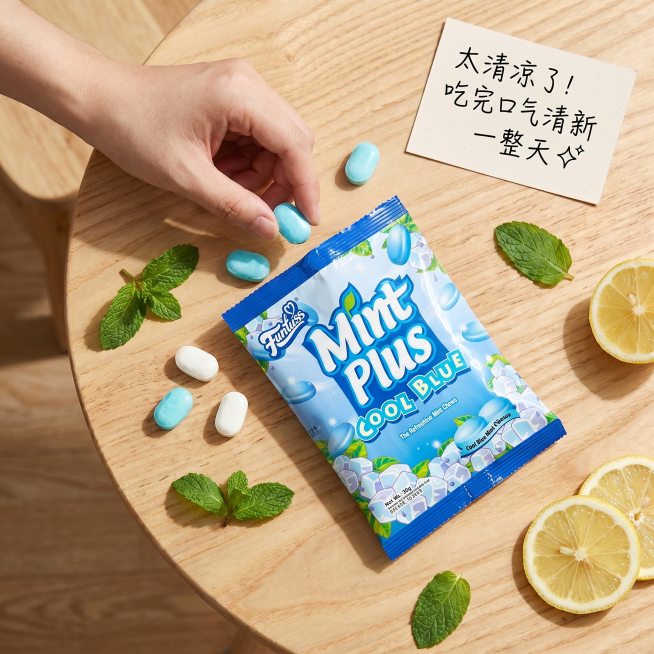[主图 7] 用户口碑真实场景主图。[氛围风格] 真实买家秀风格，高性价比信任感。[画质] 自然光实拍风格，真实自然，清晰干净。[元素] 桌面俯拍视角，一袋打开的欢特思薄荷软糖，手从上方拿起一颗，周围预览效果