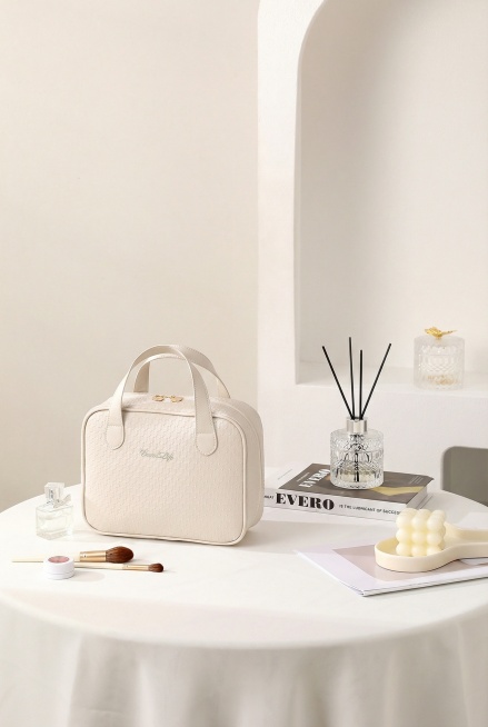 去掉图中的粉色包包，保留原场景的其他元素和整体风格预览效果