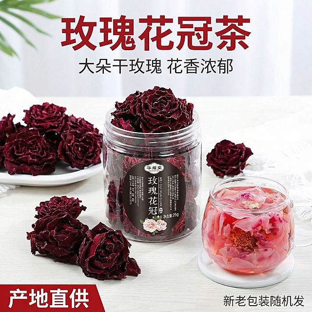 [主图 1] 玫瑰花冠花茶产品首图，高性价比茶饮；氛围风格：自然清新，干净通透，拼多多高性价比风格；画面元素：产品罐装居中展示，干玫瑰花冠和泡开的玫瑰花围绕在旁，放在干净浅色木质桌面上，自然光照射，整体画面饱满干净；配色色系：深红玫瑰色为主，浅木色背景，深色文字清晰对比；视角构图：平视居中，产品主体完整，无边框大图；文字版式：主标题“玫瑰花冠茶”大字体粗体红色，副标题“大朵干玫瑰 花香浓郁”小一号深灰色，左下角红色块白色字“产地直供”，右下角浅灰色小字“新老包装随机发”，所有文字不遮挡产品主体；比例分辨率：1:1比例，2k分辨率。