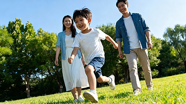 换成小男孩出去玩