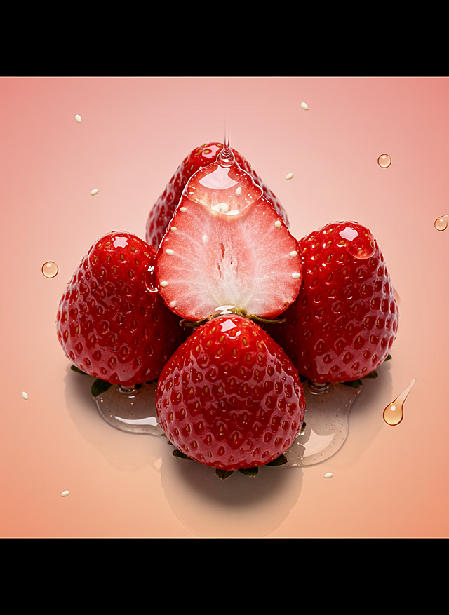 保持草莓主体。生成1张商品营销海报，发挥你的创意，图片比例1：1