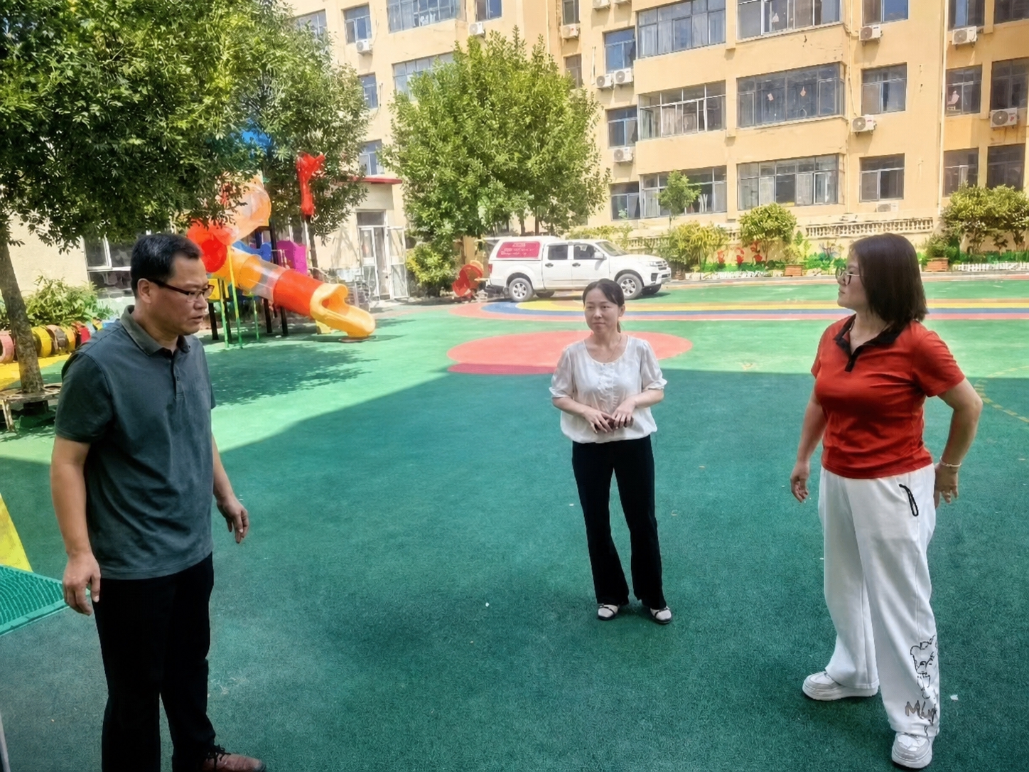 去除图片中被红色圆圈标记的穿浅蓝色衬衫的白发男性，其余三个人物… - 图片创意预览