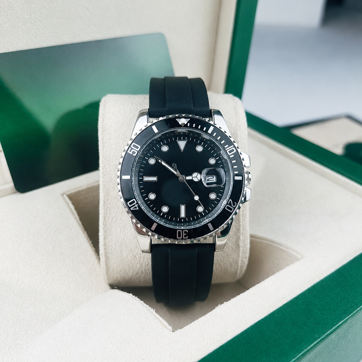 移除图中所有可见的ROLEX品牌logo和品牌文字：1) 左上… - 图片创意预览