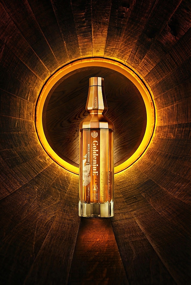 将图2产品置于图1木桶内并添加黄色光圈，4K清晰保持琥珀色液体质感，凸显精致瓶身与氛，使用MJ模型