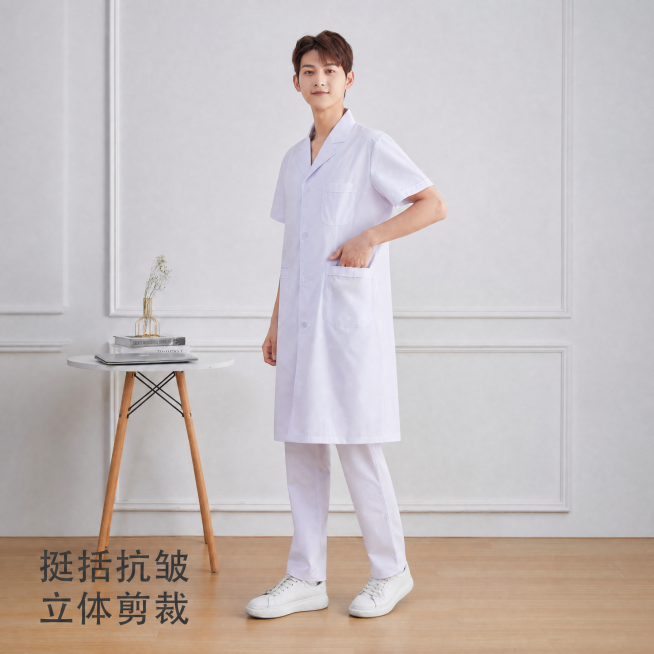[主图-2] 医生服大褂短袖45°侧面展示，年轻亚洲男模特自然站立。
[氛围风格] 专业简洁，干净舒适，高级质感。
[画质] 商业摄影质感、光线柔和通透、产品清晰真实、画面干净高级。
[元素] 保持医预览效果