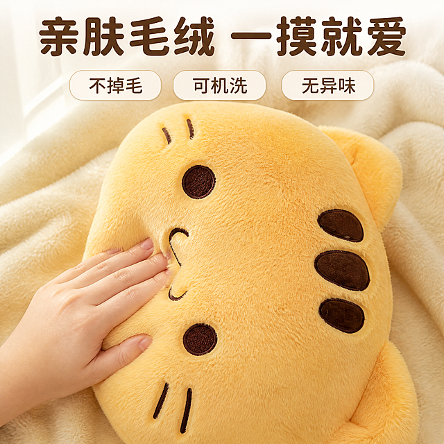 [主图-2] 大黄猫抱枕 材质细节卖点图 亲肤面料展示。
[统一基调] 家居治愈风 拼多多风格 大字直白 温馨暖色调 米白+奶黄+浅棕为主色 标题用粗圆体深棕色 辅助文字用浅棕色 圆角轻卡片 柔和自然光 午后窗边氛围。
[画面] 大黄猫抱枕特写 主体占画面70% 视角略微俯视 聚焦抱枕表面毛绒面料质感 画面左侧有一只温柔的手轻轻按压抱枕表面 展示面料的柔软回弹 手指陷入毛绒中约1厘米 体现蓬松感 抱枕外观与输入图完全一致 黄色毛绒 猫脸刺绣清晰 背景是同系列浅米色毛绒毯子 营造柔软氛围 背景虚化突出主体。
[光影质感] 商业摄影质感 柔和侧光 突出毛绒纤维的根根分明 按压处形成自然凹陷和阴影 体现面料的亲肤柔软 整体光影均匀温暖。
[配色] 背景主色奶黄+米白 标题字色深棕色 辅助字色浅棕色 强调色暖橙色。
[文字版式] 顶部大标题 粗圆体深棕色 "亲肤毛绒 一摸就爱" 下方三个圆角轻小卡片横向排列 分别写"不掉毛""可机洗""无异味" 卡片背景浅米色 文字深棕色 文字放在上方负空间 不遮挡手和抱枕主体。
[输出要求] 1:1比例 2048x2048 文字清晰可读 产品清晰 无变形 无错字 无模糊 无杂乱 无水印 无平台Logo 手部自然正常 无畸形手指。