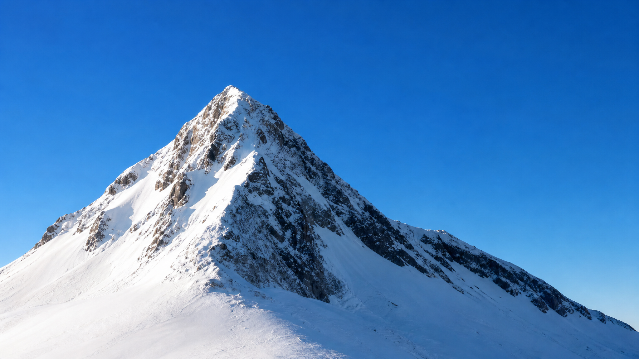 雄伟的雪山山峰，山峰底部覆盖着厚厚的白色积雪，上方是纯净的深蓝… - 图片创意预览