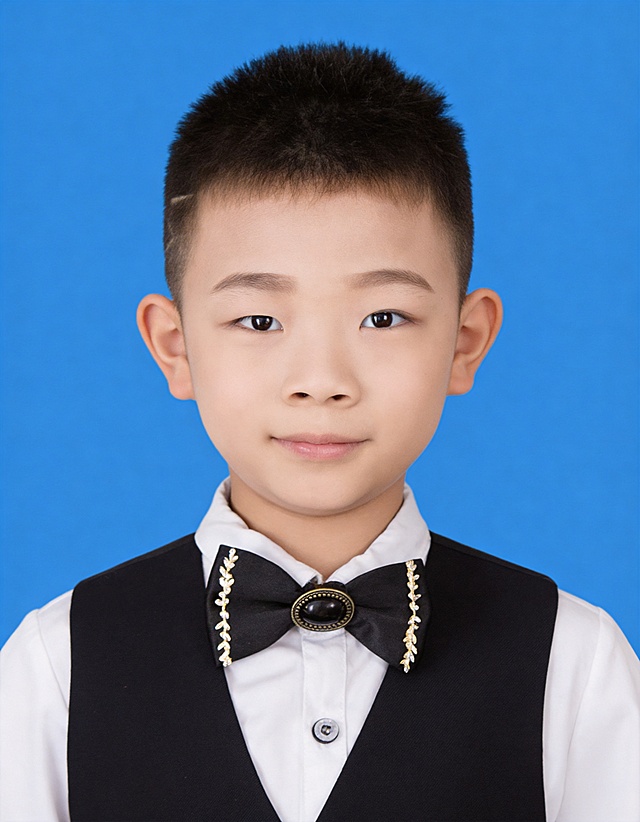 https://gdesign-dam-hz.dancf.com/35897452189441142/bfa17862aea94d09be6b9bfd653e23ee.jpg https://gaoding-market.dancf.com/market-operations/independent/side/4b189a1a492f4918945e88590530ce2c/1773891669880.png 保留第一张图中人物发型､脸型､年龄特征生成标准样式纯正面儿童证件照;人物主体严格居中,头部大小与位置严格对齐第二张图,双肩水平平衡,面部中轴线对齐画面中心,正视前方;标准儿童证件照构图,人物绝对居中,头顶上方距离上边缘高度10%,下巴距离画面下边缘高度36%,人物主体占比约72%;肩部平展与画面水平轴平行;头部占比严格对齐第二张图;提亮肤色,消除暗沉,清透裸妆,隐形毛孔,均匀肤色,唇色自然提亮;肤色白皙细腻,原生轻透肤质;眼神澄澈,看向镜头,气质自信,嘴角微微上扬表情自然;耳廓可见度一致;肩部平展,肩线与画面水平轴平行;头肩比例协调呈现;免冠,五官完全露出,不戴帽子,无头饰,无发带,不戴眼镜,柔和正面顺光均匀柔光,面部明亮无硬影,背景均匀提亮,画质清晰,零噪点降噪;面部清晰;背景亮度均匀统一;高清锐利画质,细节清晰可见;零噪点处理;色彩还原自然,均匀柔和布光,无明显阴影,面部光影干净,柔光正面打光,自然光影过渡,皮肤质感细腻,哑光质感,标准焦段50mm,纯正面,入境范围头部至胸部以上区域,F/4光圈(兼容F/2.8-F/4区间),平视视角(镜头与人物视线完全齐平),正视视图;人物绝对居中(居中构图),位于画面中心;严格限定标准证件照规格;视线水平(瞳孔连线与画面水平线平行);双耳对称露出,双肩水平且平衡,头部占比严格对齐垫图,禁止大头照;专业证件照质感,高清人像质感,细腻皮肤纹理,高分辨率;严格按照第一张图内容生成,分辨率4K;身着黑色西装马甲，内搭白色翻领衬衫，佩戴带装饰细节的黑色蝴蝶结领结；极简纯色蓝色背景