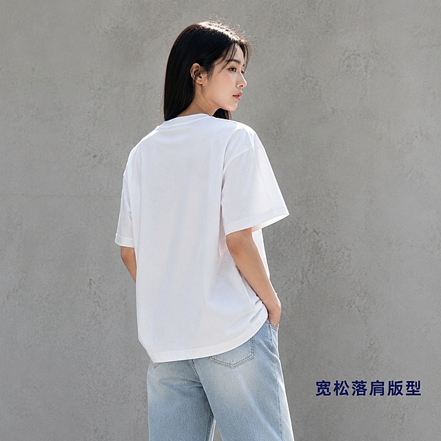 [主图-2] 韩版ADER ERROR CODE白色短袖T恤侧后方模特展示。
[氛围风格] 高级松弛韩系街头风；
[画质] 商业时尚摄影质感，光线柔和通透，产品清晰真实，画面干净高级。
[元素] 同一位年轻亚洲女模特，相同浅色妆容，同款浅蓝直筒牛仔裤搭配白色短袖T恤，模特侧身45度背对镜头，微微转头看向侧面，自然街景站姿，展示T恤后背版型和整体廓形。T恤保持纯白色，左胸保留原产品蓝色ADER方块logo，保持logo字形配色不变。保持T恤外观、物理结构、材质质感、颜色与输入产品图绝对一致，杜绝任何变形和色差，精细化处理。商品主体占比严格控制在70%左右，画面满屏无边框。背景为干净浅灰色肌理水泥墙，和首图风格统一。
[光影] 主光为后侧柔和侧逆光，勾勒T恤轮廓光，辅光为正面柔光补光，整体明暗层次自然，面料质感突出。
[配色] 主色调纯白色T恤搭配浅灰背景，蓝色logo点缀，保持整体和首图配色一致。
[视角构图] 45度侧后方平视，中景构图，展示整体宽松版型，轮廓完整不裁切。
[文字版式] 右下角负空间放置小字文案「宽松落肩版型」，深蓝色字体清晰不遮挡主体，风格和首图统一。
[输出要求] 1:1比例，文字清晰锐利，超高清商业摄影质感。
[负向提示词] 变形，文字错乱，产品图模糊，背景杂乱，水印，电商平台Logo，换模特，人脸模糊。
