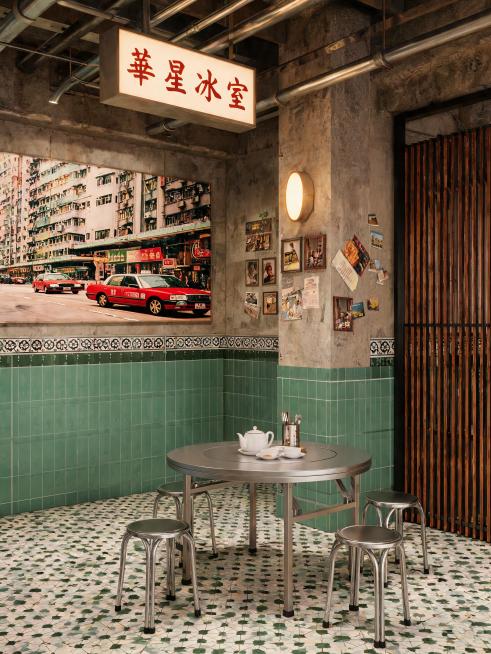 复古港风茶餐厅，硬装：顶面裸露原始水泥横梁吊顶，粗粝毛坯水泥肌理，外露简易金属管线，工业风现浇混凝土顶面，无吊顶裸露梁柱结构；下半墙复古薄荷绿色小方釉面瓷砖，顶部搭配黑白几何花纹腰线瓷片，上半墙做旧水预览效果