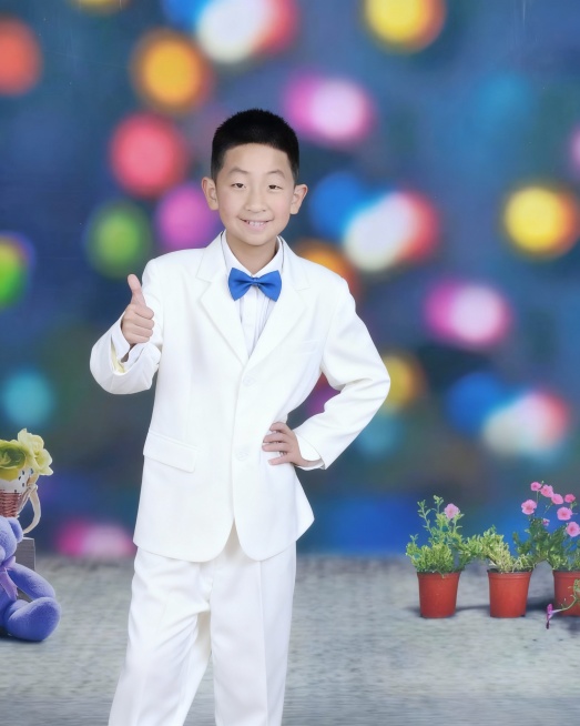 衣服换成白色西装白色蝴蝶结换成蓝色其他保持不变五官不变预览效果