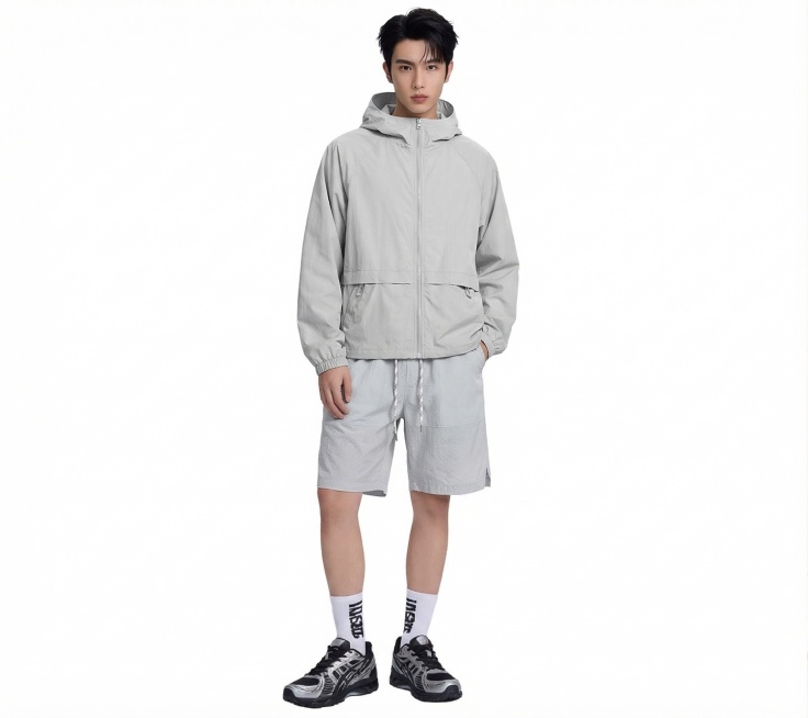 将图1浅灰色连帽外套、图2浅灰色抽绳短裤替换到图3的男模特身上，保持模特姿态和其他穿搭不变，服装贴合身形，效果自然真实预览效果