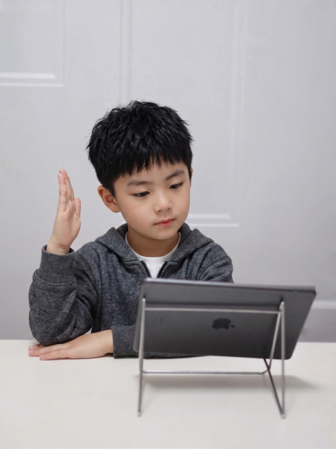 保留原图构图、人物姿势、背景和光线不变，仅修改孩童面部特征、发型和服装：更换为全新的面部样貌，黑色发型，全新服装，要求五官自然协调，肤色统一，面部光影和原图匹配，高清真实，画质不变预览效果