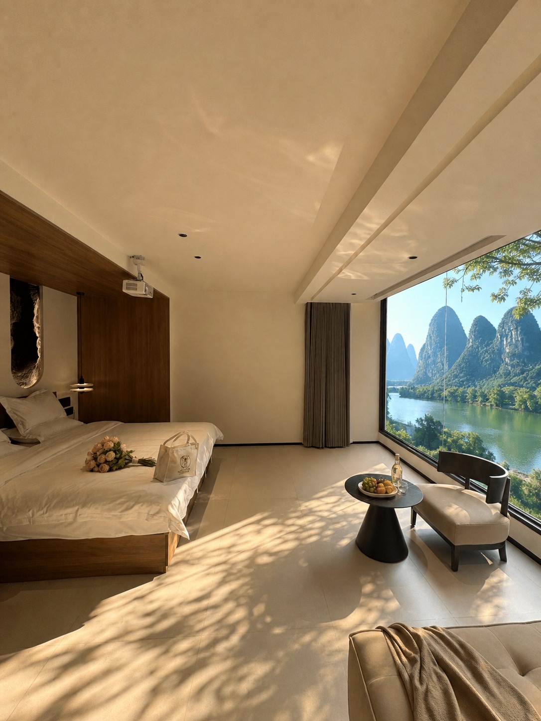 基于参考图的桂林山水大床房午后阳光景，保持整体暖调阳光色调和原… - 图片创意预览