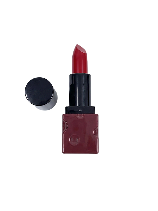 在黑色前端p上一个红色口红