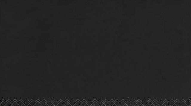 高级设计师个人形象宣传展板，横版宽幅构图（16:9），深炭黑细腻磨砂颗粒质感背景，左下角浅金色几何菱形暗纹底边装饰，左上角放置浅金色英文LOGO「SUNCH」与小字品牌标语；画面右侧三分之二为黑白写实男性半身人像（参考图2中李超宇：中年短发、穿简约黑色衬衫+领带、坐姿双手交叠、侧脸望向右前方），光影立体高级，人像左侧叠加一层低透明度同人像虚影；左侧文字区：上方为英文姓名「Li Chao Yu」、大号白色中文姓名「李超宇」+金色副标题「明星设计总监」；下方用白色菱形符号逐条罗列荣誉奖项（如：尚层联合空间设计中心首席创意总监、国际建筑装饰高级室内设计师等）；底部小字从业简介（09年从业，曾任万科/金茂设计管理工作，服务过翡翠滨江等项目，设计理念：让家成为生活半径的延伸）；整体色调低饱和黑金黑白搭配, 极简轻奢意式高级质感，商务人物海报风格，文字分层清晰排版规整，光影柔和电影级人像质感