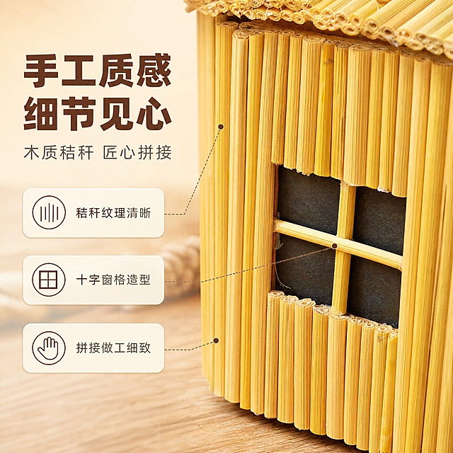 [商品] 使用【图3】迷你矛屋摆件细节图；保留秸秆排列纹理、十字窗格结构、暖黄色材质、拼接缝隙细节；商品处理：增强秸秆纹理清晰度和质感，突出手工拼接细节，不改变材质颜色和结构。
[画面] 目标：细节质感，展现手工工艺与材质肌理。构图：左文右图，右侧大特写展示木屋窗角与墙面秸秆纹理，产品占画面55%；左侧留白放文字信息；前景虚化木台面，后景暖米色渐变背景，形成3层视觉层次。景别：微距特写，45°俯视角。
[视觉] 套系策略：风格=温馨治愈家居风商业摄影；标题字=阿里巴巴普惠体粗体；正文字=阿里巴巴普惠体常规体；主色=暖木黄；背景延展=基于暖木黄做深浅层级、同色渐变和细腻木纹/纸质质感；强调色=奶咖棕，仅用于小面积图标、引线和标签；标题色=深棕褐；正文色=中暖灰；组件=圆角浅底信息卡、细线引线、圆点装饰；光影=左前侧暖柔光，突出材质纹理立体感。
[文字] 左侧主标题「手工质感 细节见心」，副标题「木质秸秆 匠心拼接」，配3个细节卖点「秸秆纹理清晰」「十字窗格造型」「拼接做工细致」，文字横向排版。
[规格] 图片比例1:1方版，4K分辨率，避免变形、错字、文字过小、冷蓝/冷灰背景、产品颜色改变、结构失真、极限词、违禁词、小标致图案。