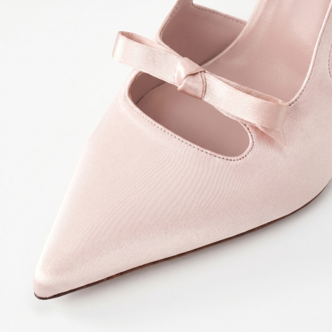 Pointed Toe & Vamp Cutout Detail, Macro Shot, UltraDetail, 1:1 aspect ratio, sharp pointed toe, clea预览效果