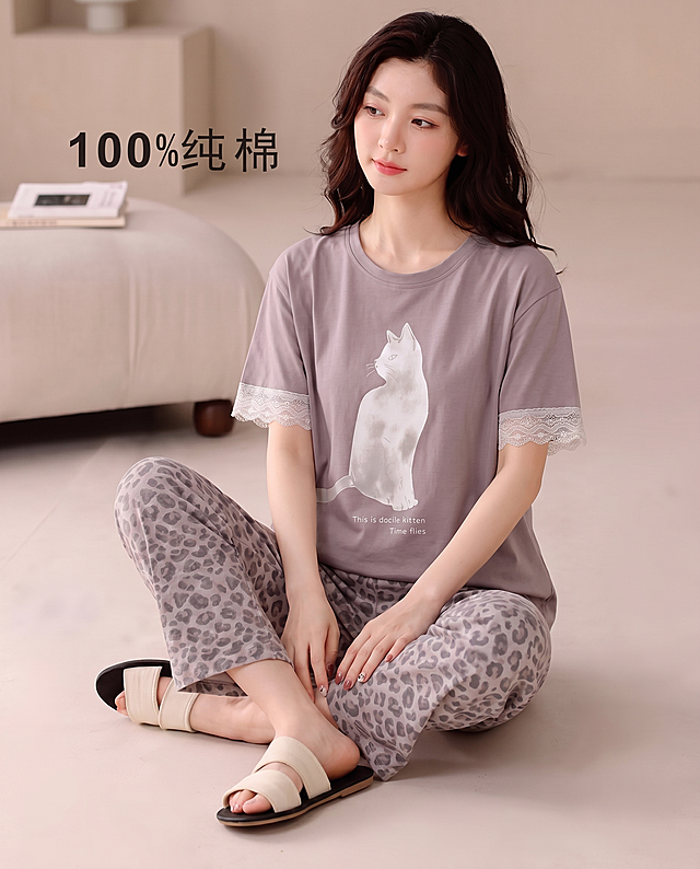 保持图中模特身上的灰紫色猫咪印花短袖上衣+豹纹长裤套装不变，保留所有图案和细节不变，更换模特自然姿势，保留原背景、文字、鞋子不变，尺寸1140*1440